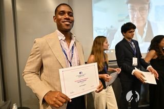 Axel Longfort tenant son certificat de finaliste au Festival de Télévision de Monte-Carlo